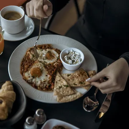 Vision Omonia, Hotell